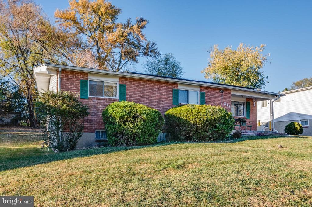 812 Hopewood Road photo 1