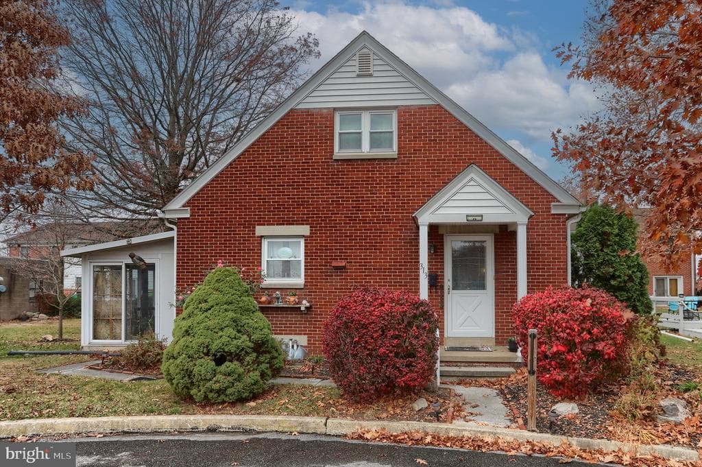 313 Oak Court photo 1