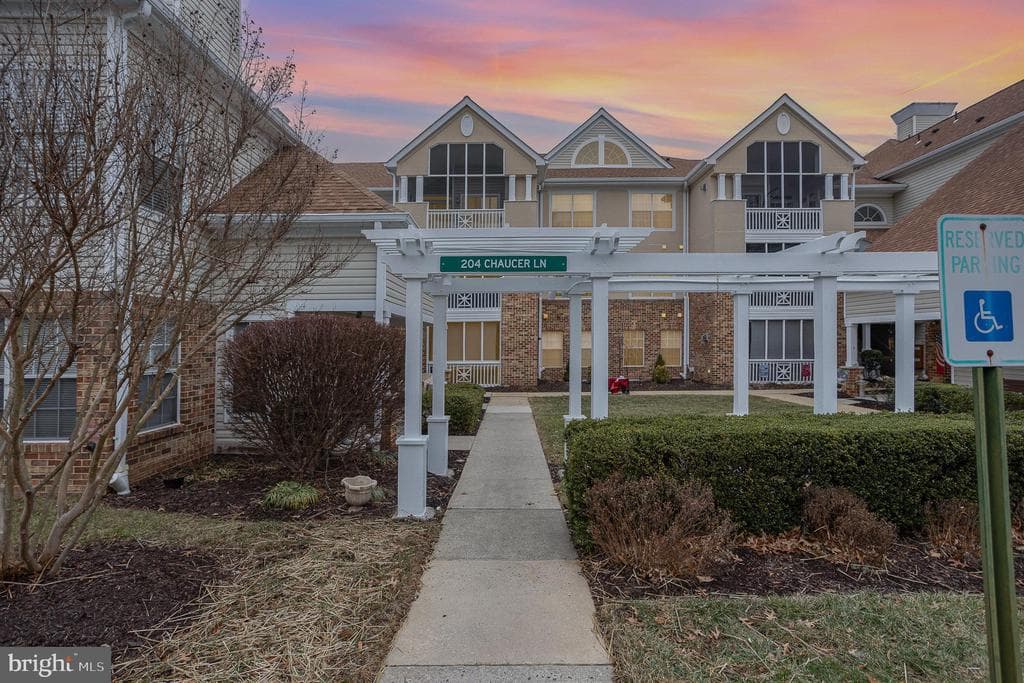 204 Chaucer Lane #j photo 1