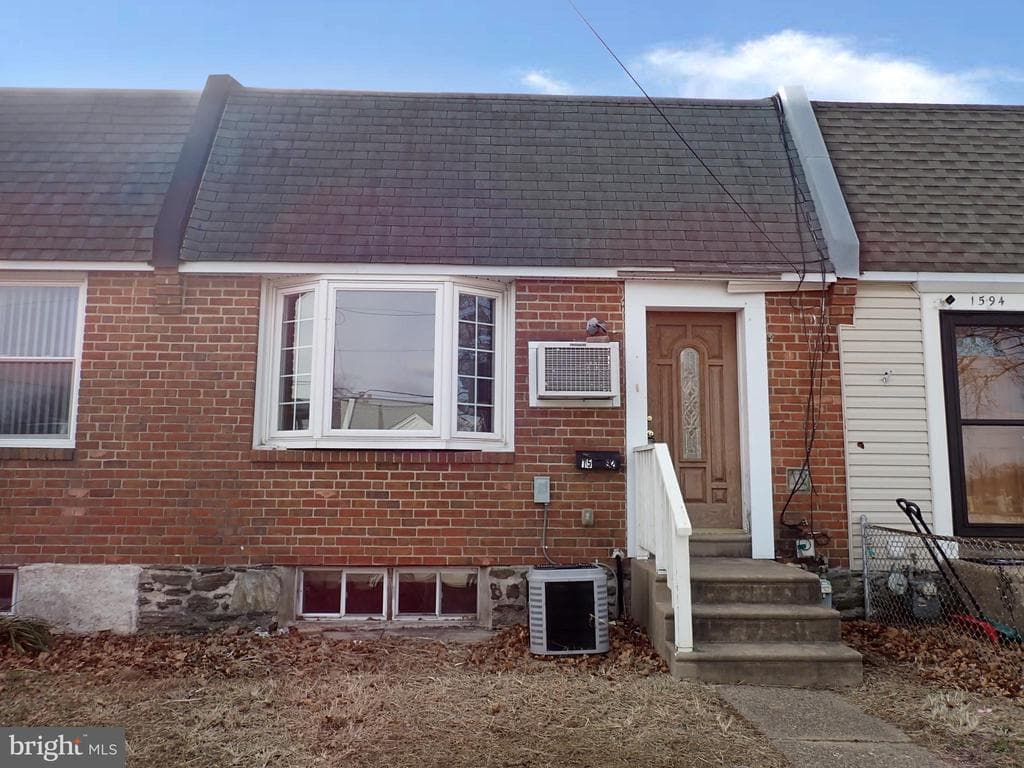 1592 Summit Street photo 1