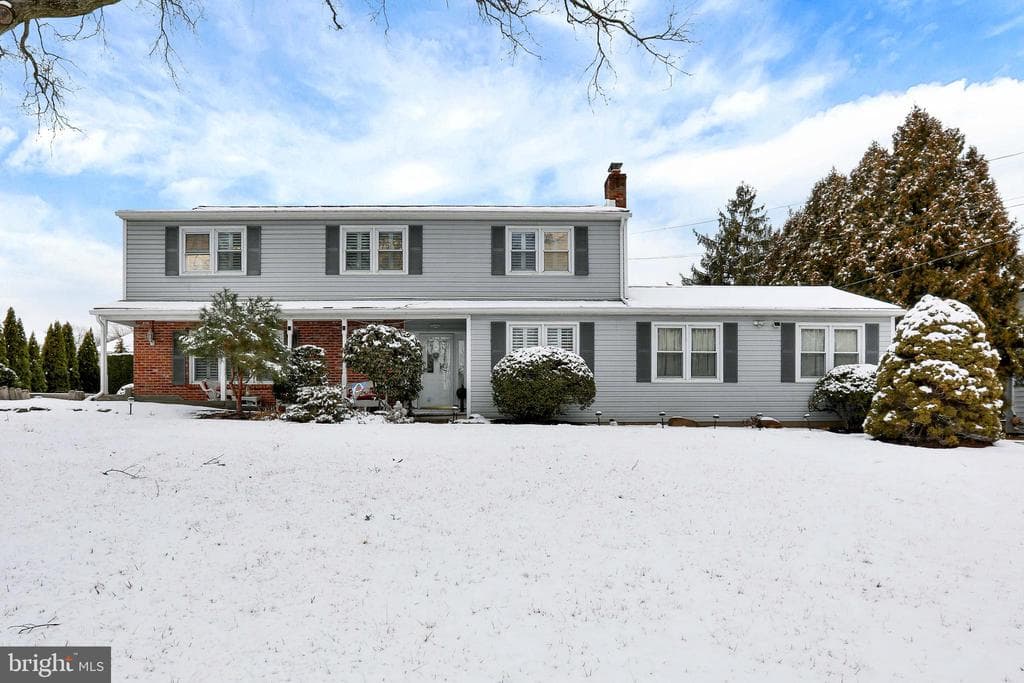 996 Queens Drive photo 1
