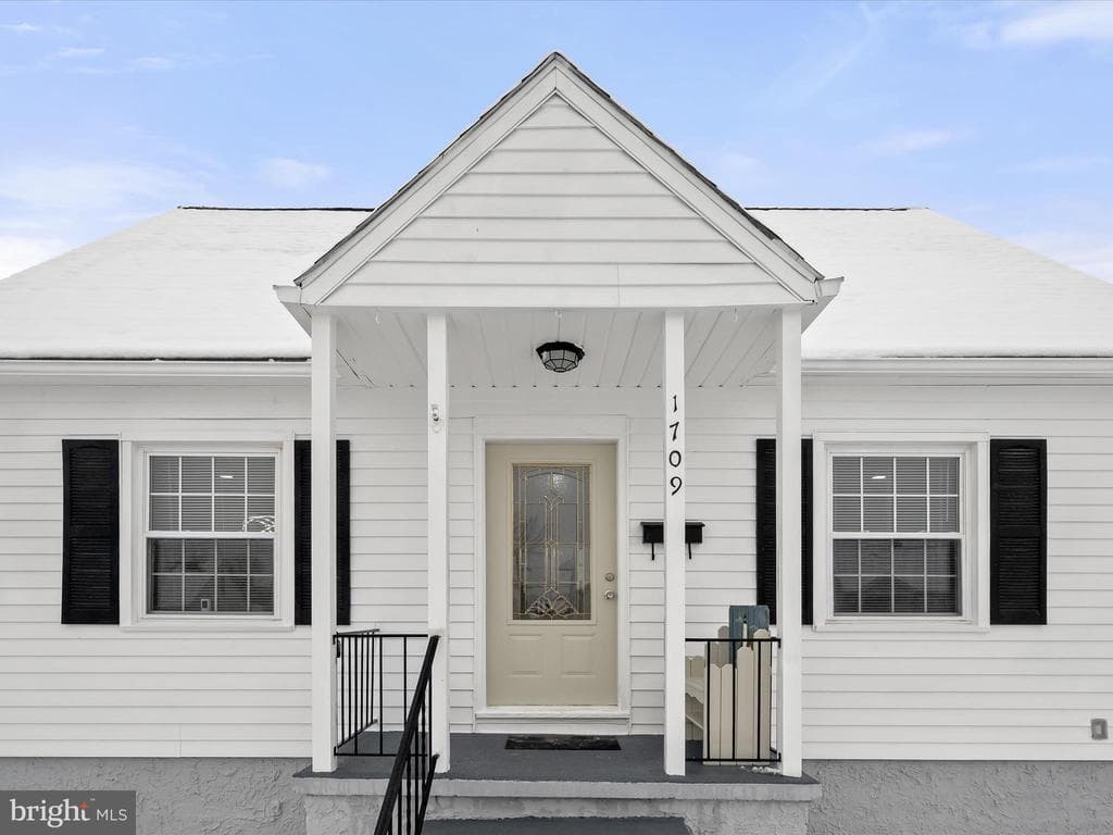 1709 Leslie Road photo 1
