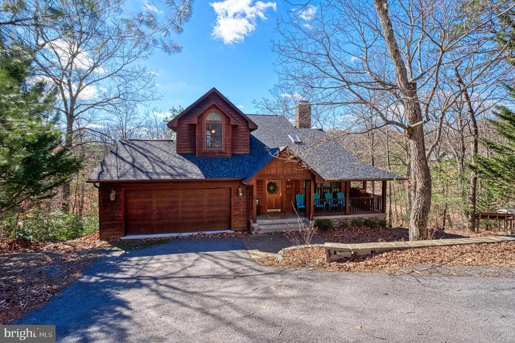 225 Lakeview Drive photo 1