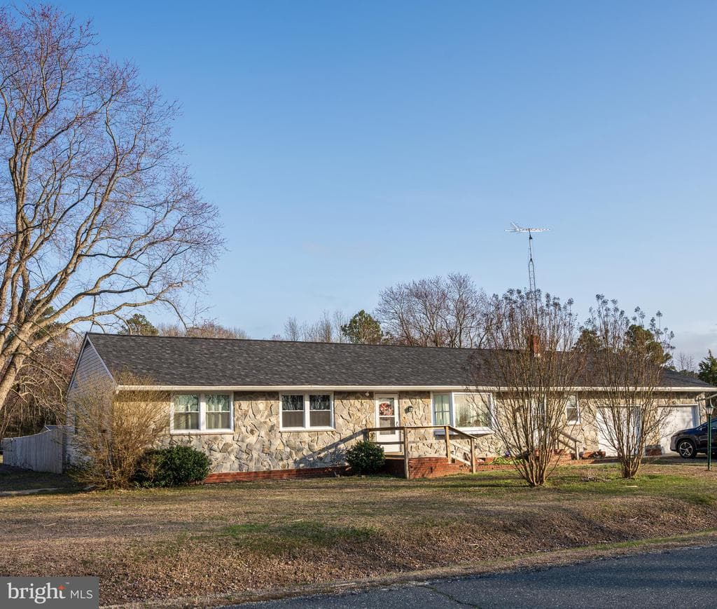 5649 Thompsontown Road photo 1