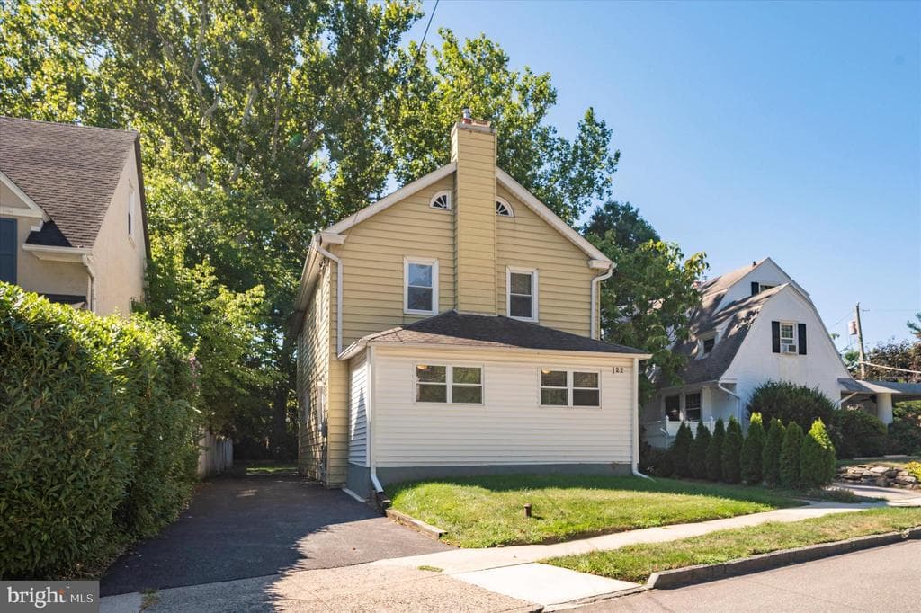 122 Bentley Avenue photo 1