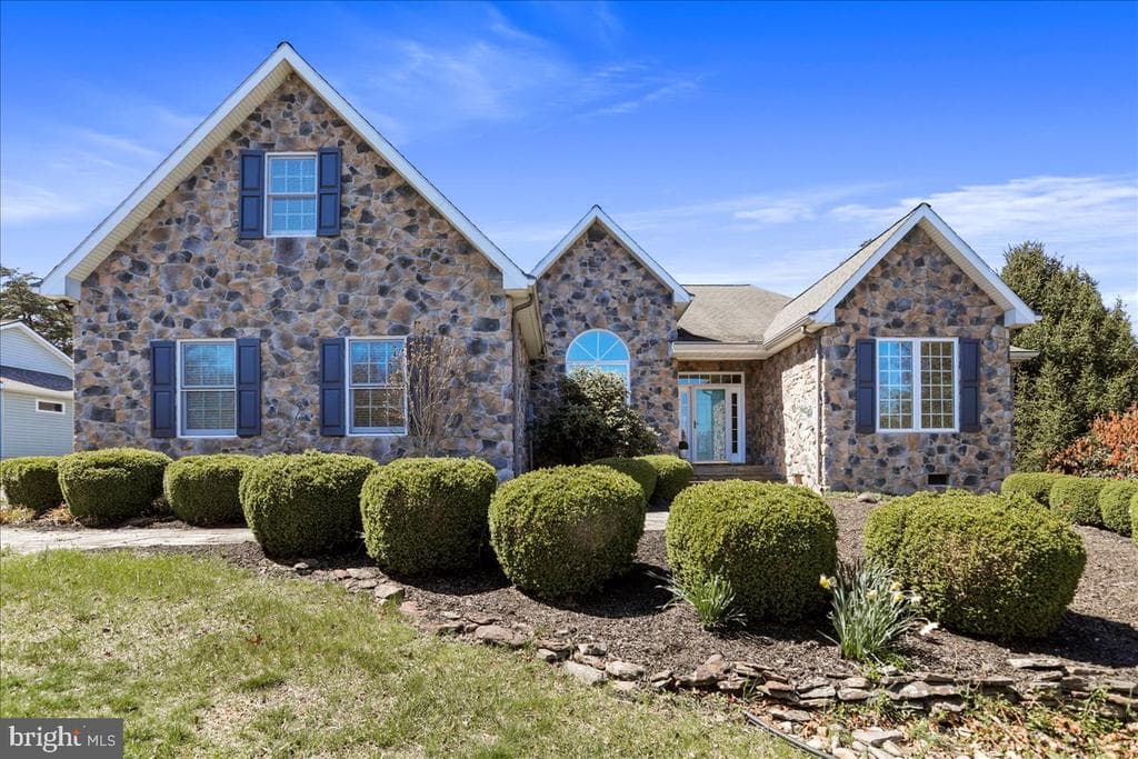 380 Peacepipe Lane photo 1