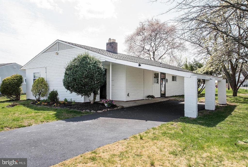 238 Willow Drive photo 1
