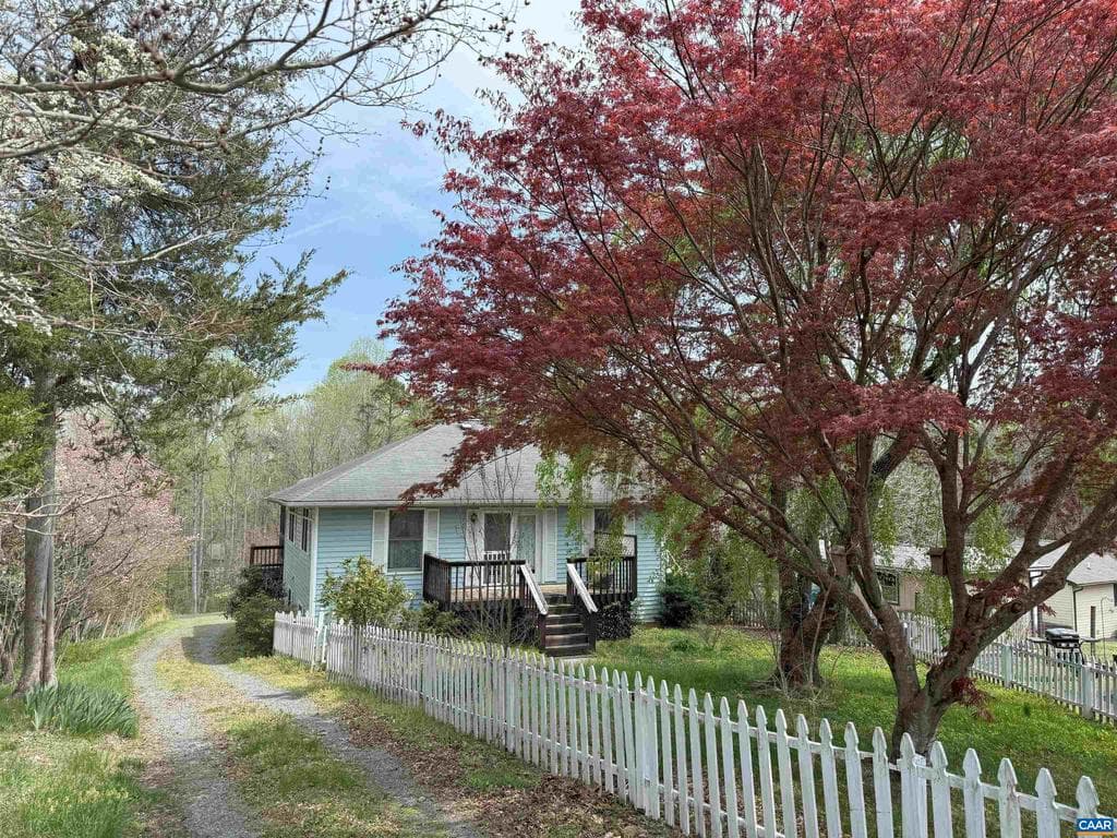 395 Lakeview Cir photo 1
