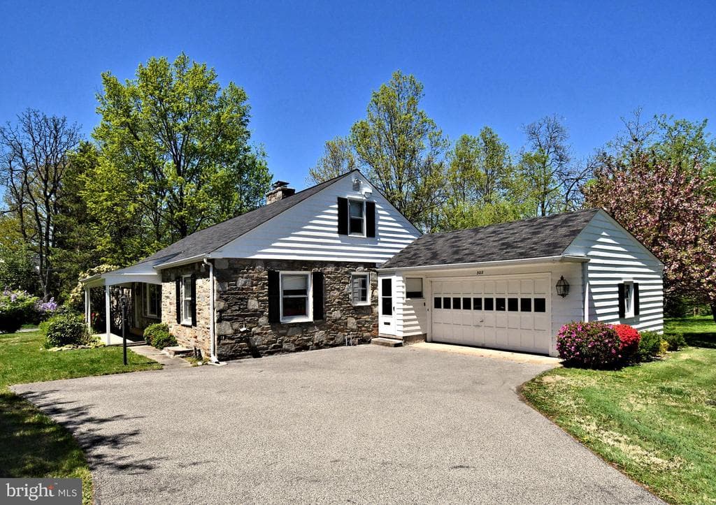 302 Locust Road photo 1