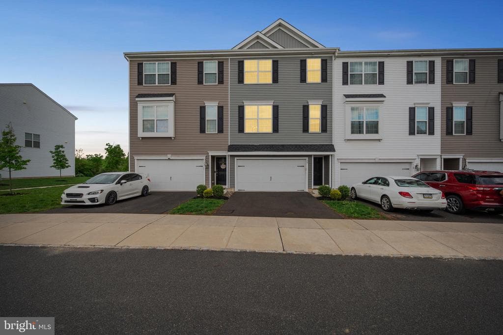 120 Edgewater Court photo 1