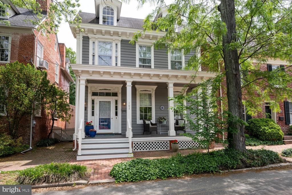 107 N Queen Street photo 1