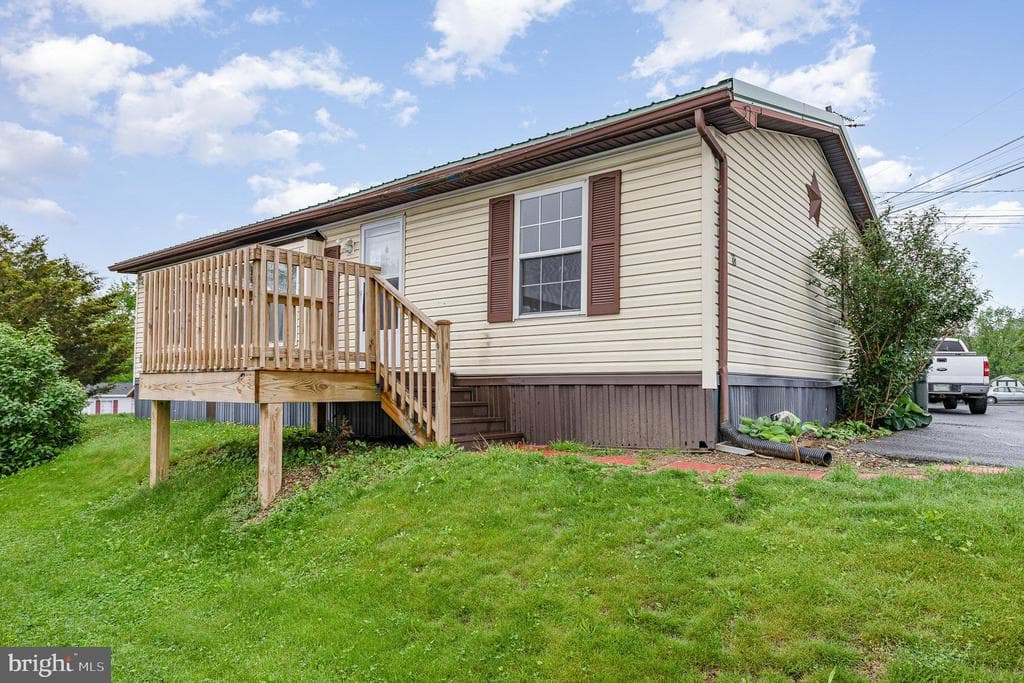 18 Crystal Drive photo 1