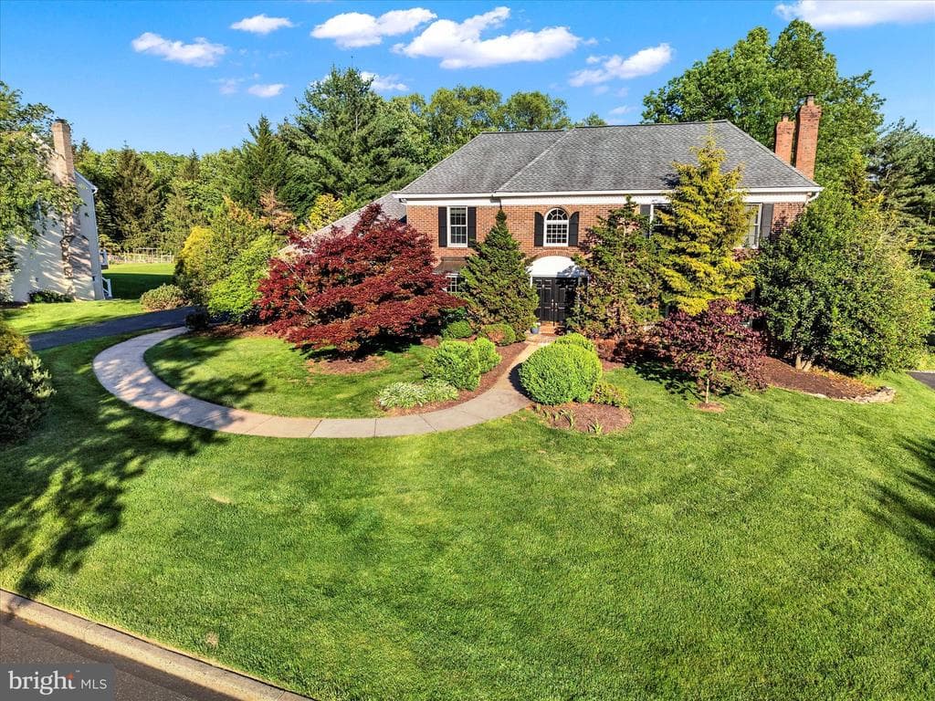 102 Windsong Drive photo 1