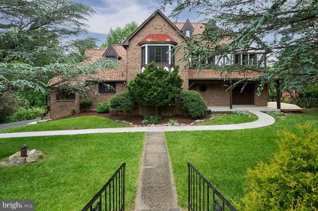 7423 Round Hill Road photo 1