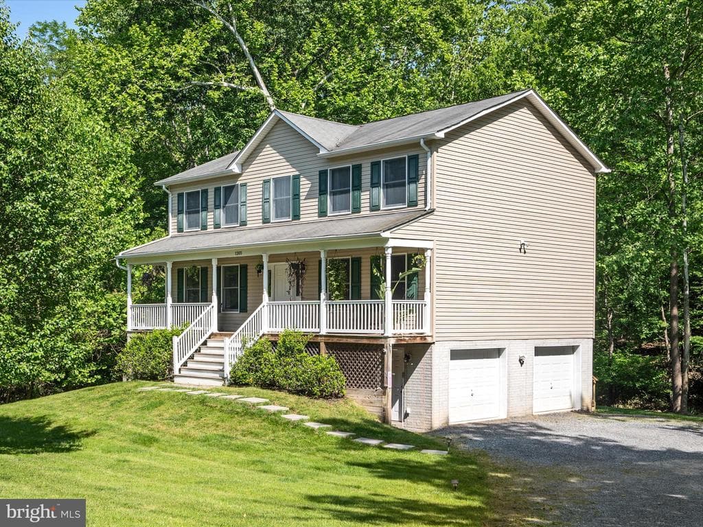 1205 Lakeview Drive photo 1