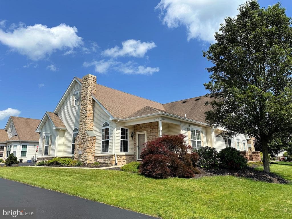 1039 Burgundy Circle photo 1