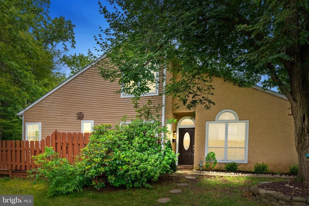 2109 Sturbridge Comn photo 1