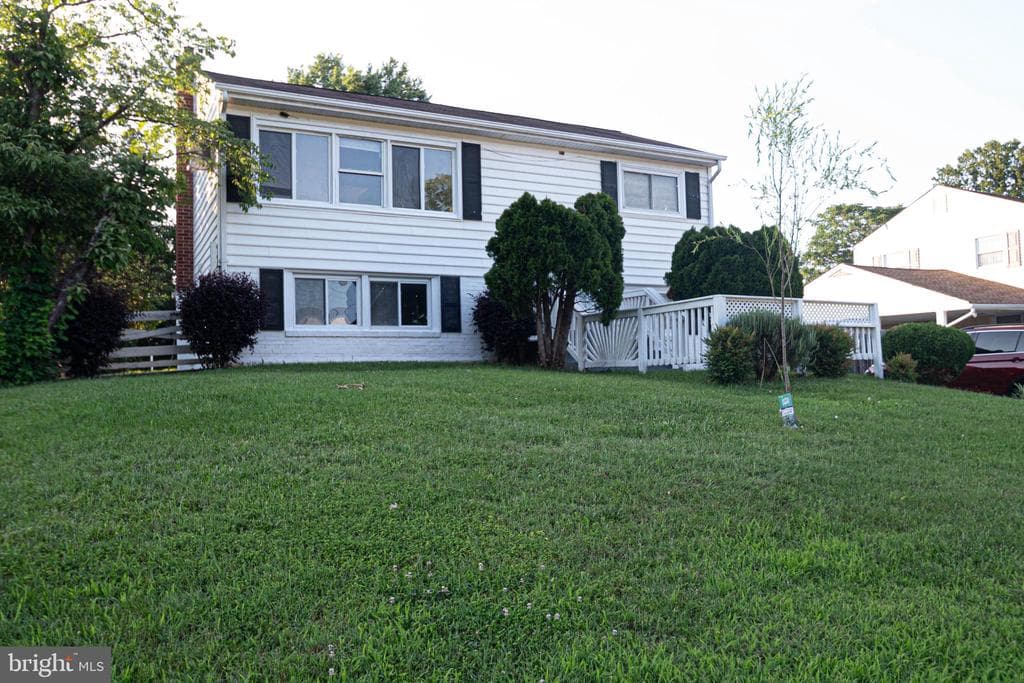 1262 Everett Avenue photo 1