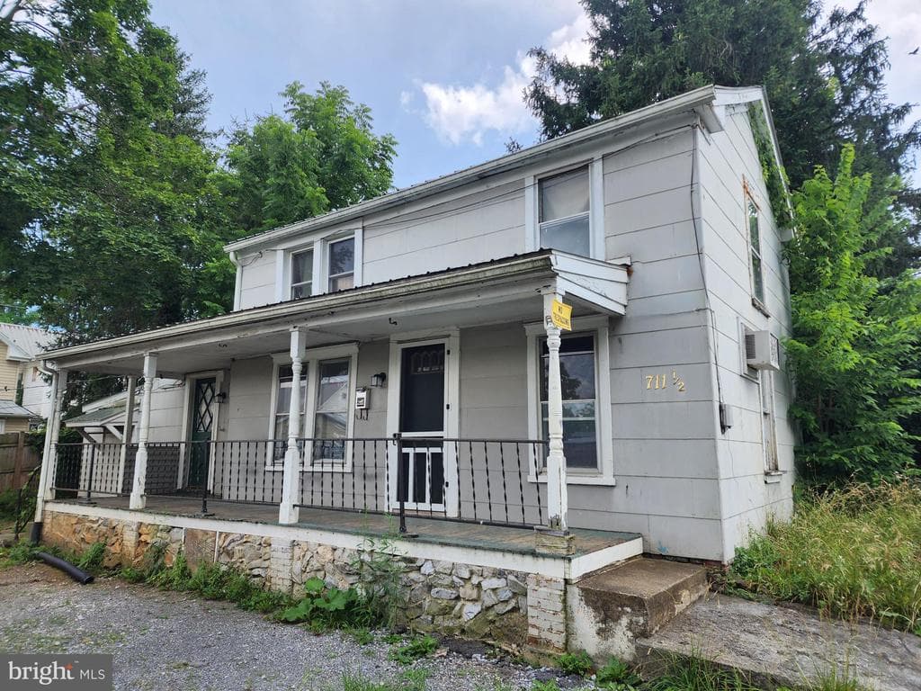 711 1/2 Raleigh Street S photo 1