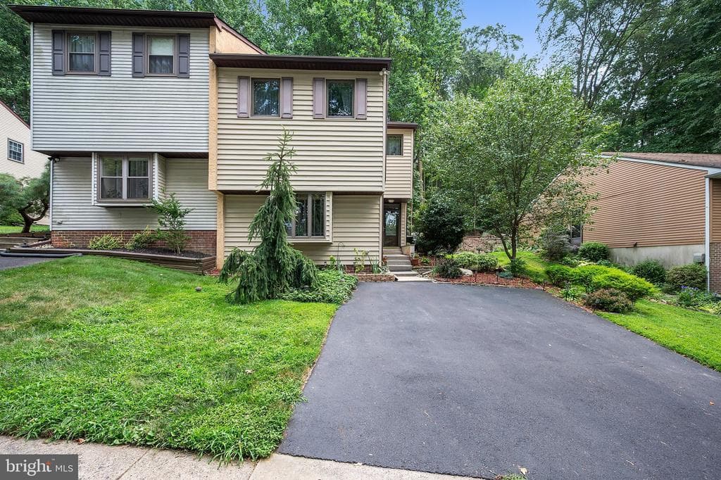 604 Valley Stream Circle photo 1