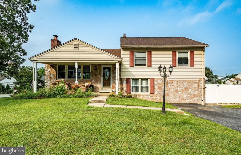 708 Elgin Road photo 1