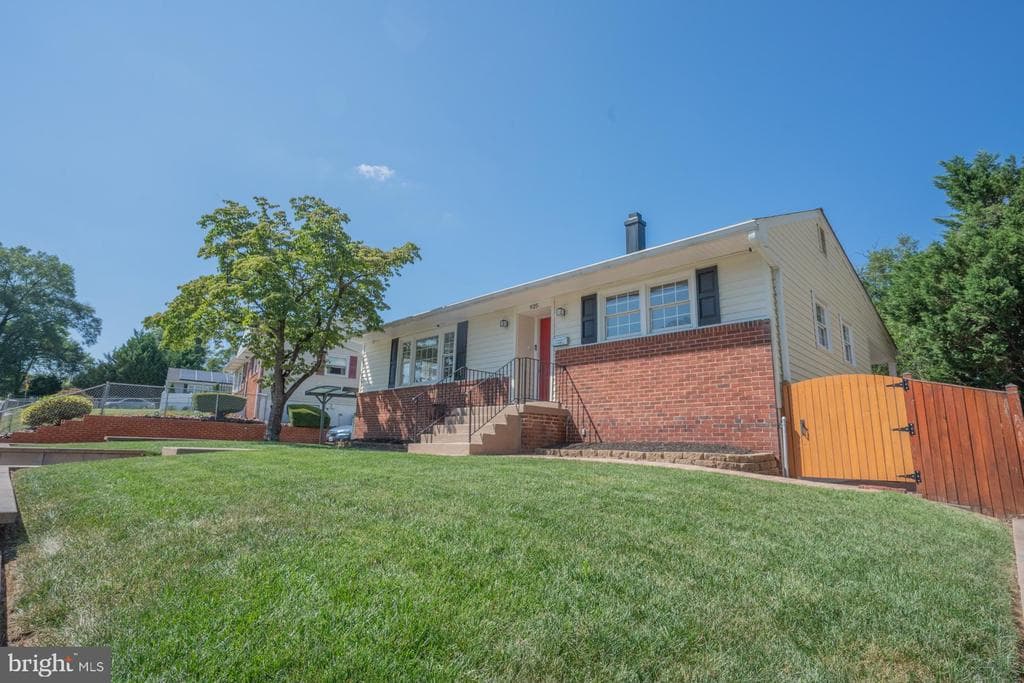 925 Montrose Avenue photo 1