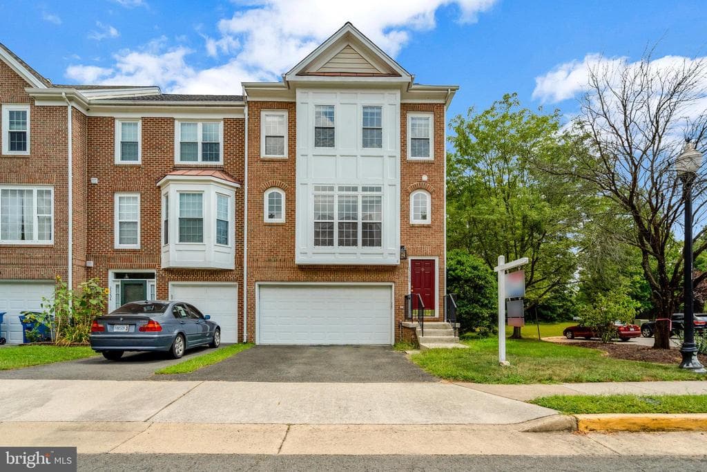 25206 Dunvegan Square photo 1