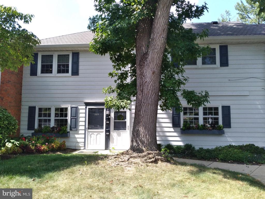 805 Yardley Commons photo 1