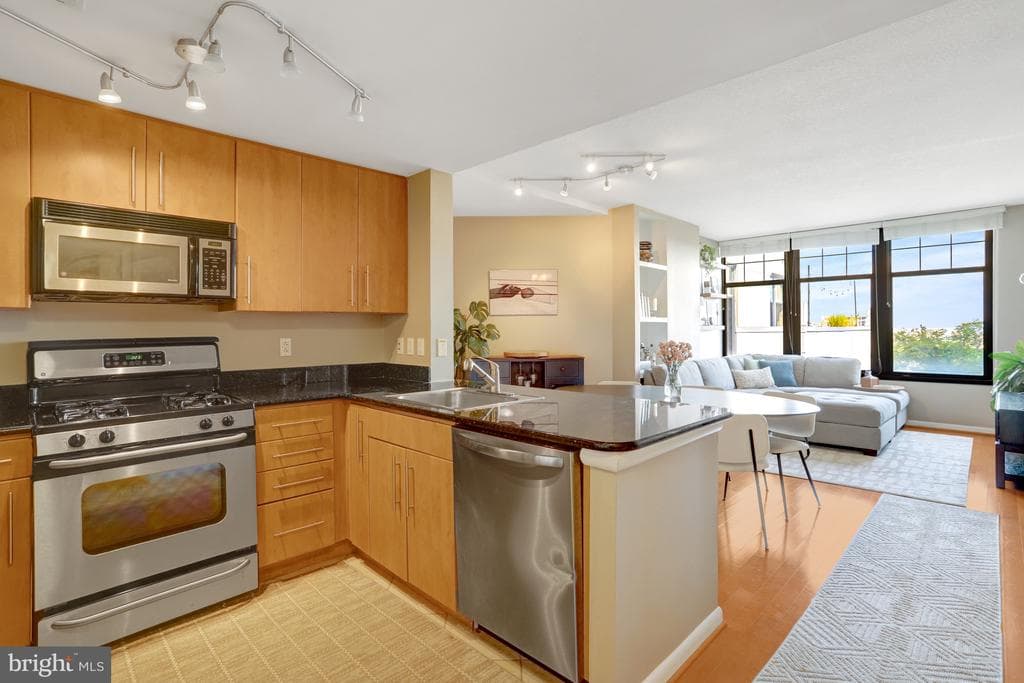 1021 N Garfield Street #914 photo 1
