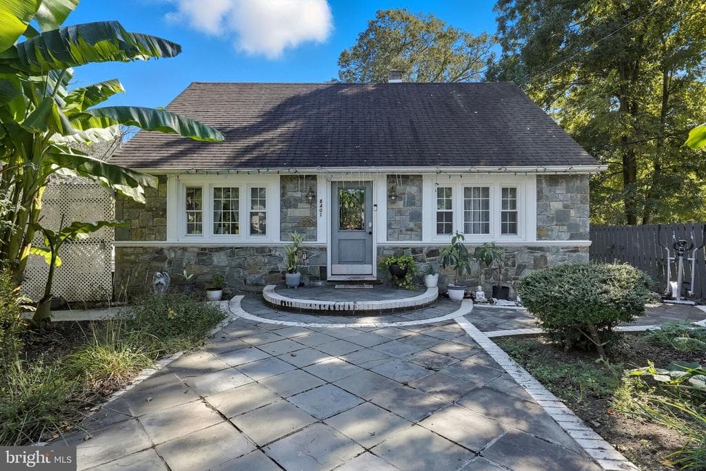 8401 Yorkshire Lane photo 1
