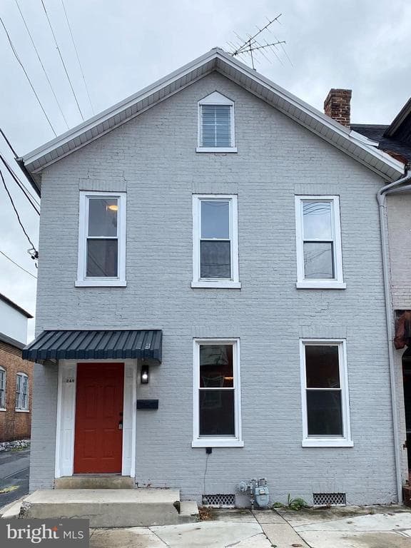 240 E King Street photo 1