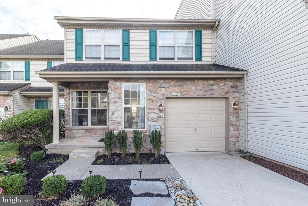 5087 Beacon Hill Court photo 1