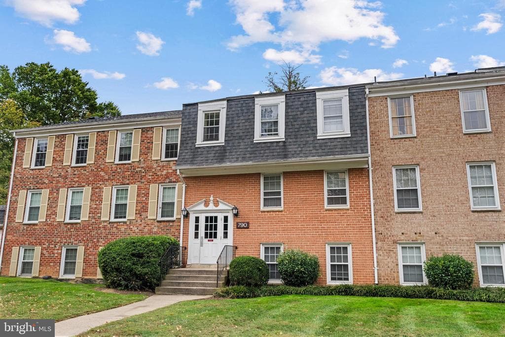 790 Quince Orchard Boulevard #202 photo 1