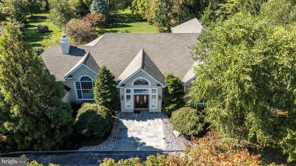 540 Leslie Lane photo 1