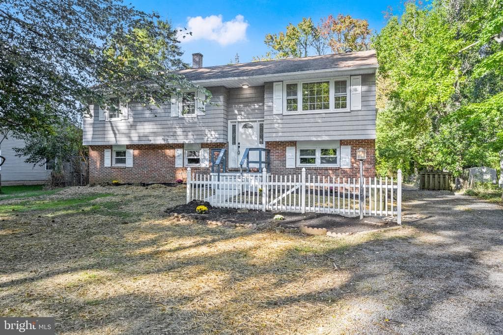 320 William Way photo 1