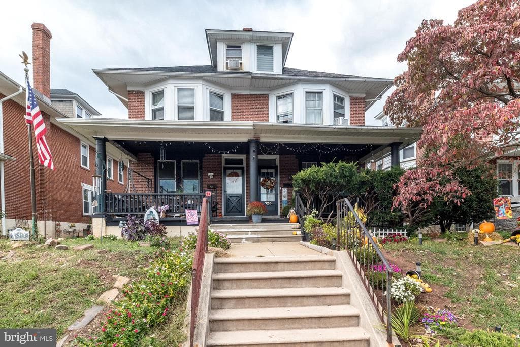 725 Noble Street photo 1