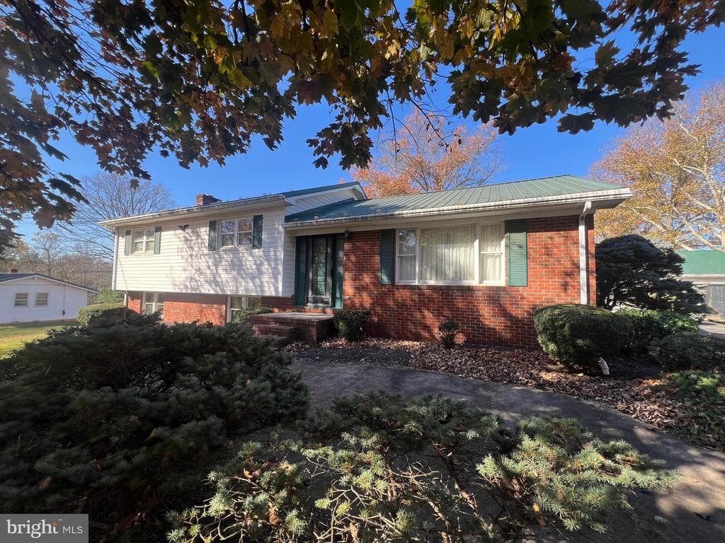 725 Henshaw Rd photo 1