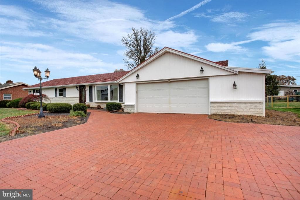 158 Colonial Drive photo 1