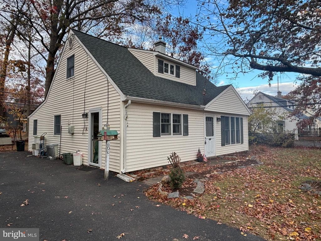 606 Fairhill Road photo 1