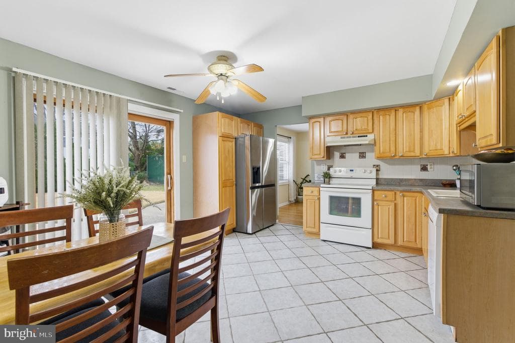 744 Fairbridge Drive photo 1