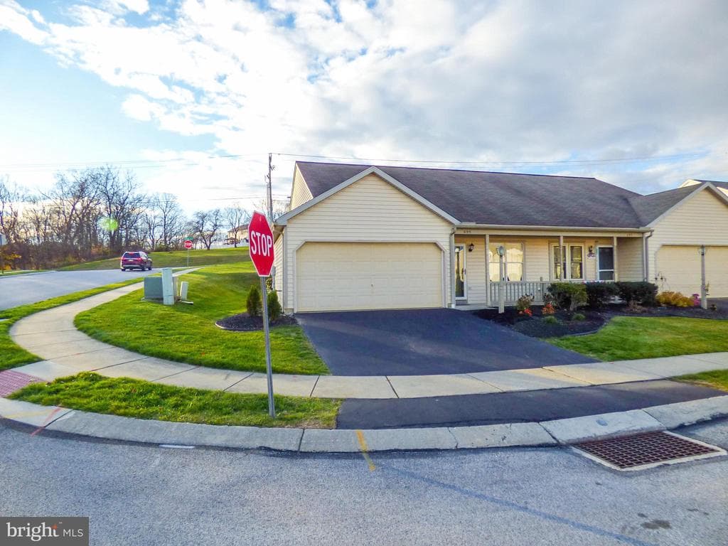 699 Hayley Road photo 1