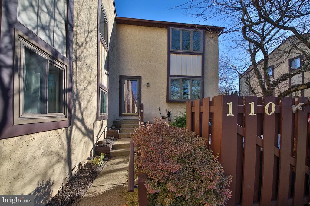 110 Palace Court photo 1