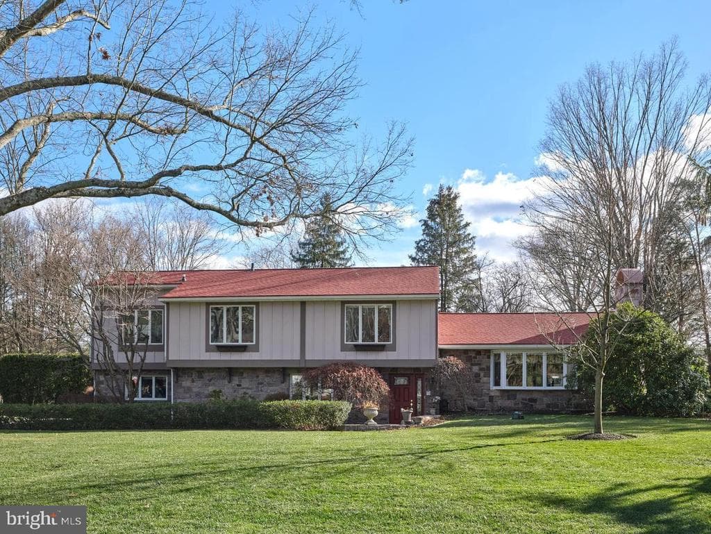 14 Jonathan Way photo 1