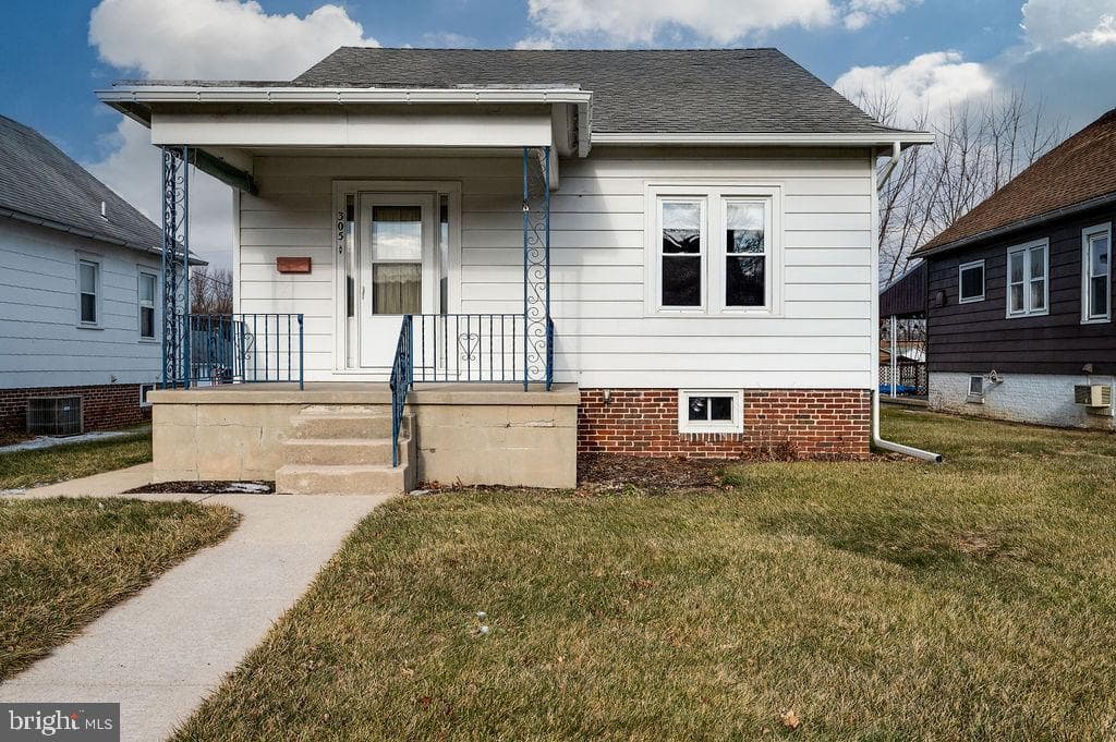 305 E Washington Street photo 1