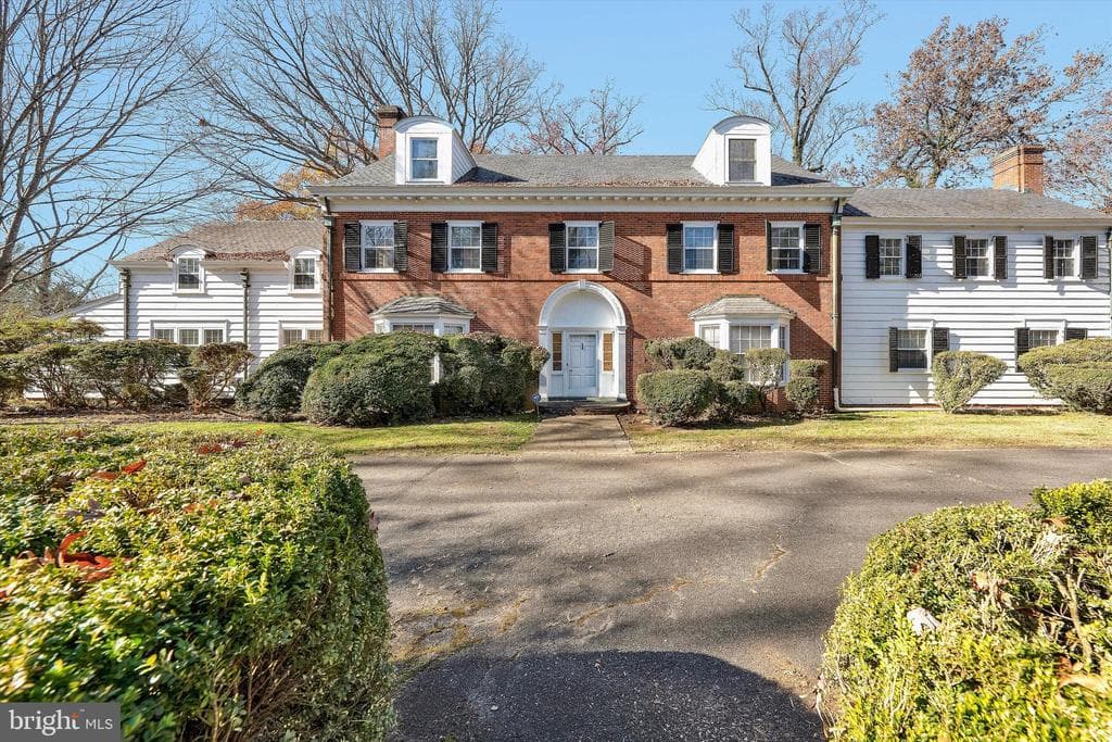 934 Commander Drive photo 1