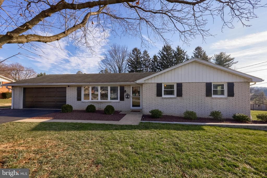 140 Ridgefield Drive photo 1