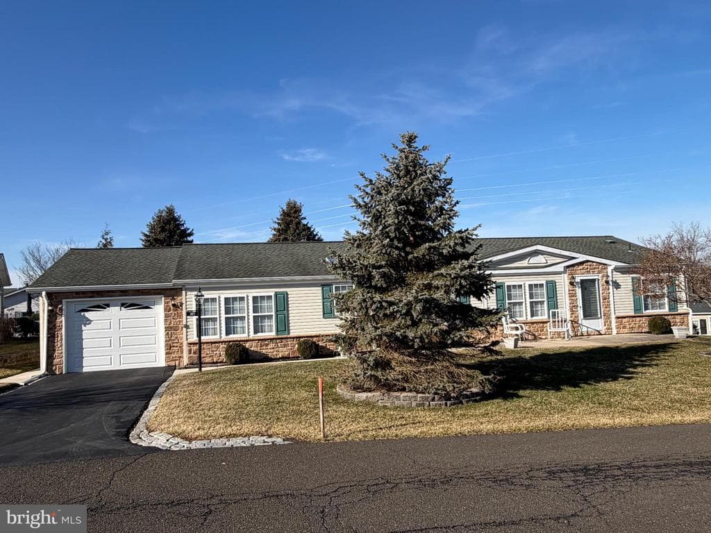 389 Thrush Court W photo 1