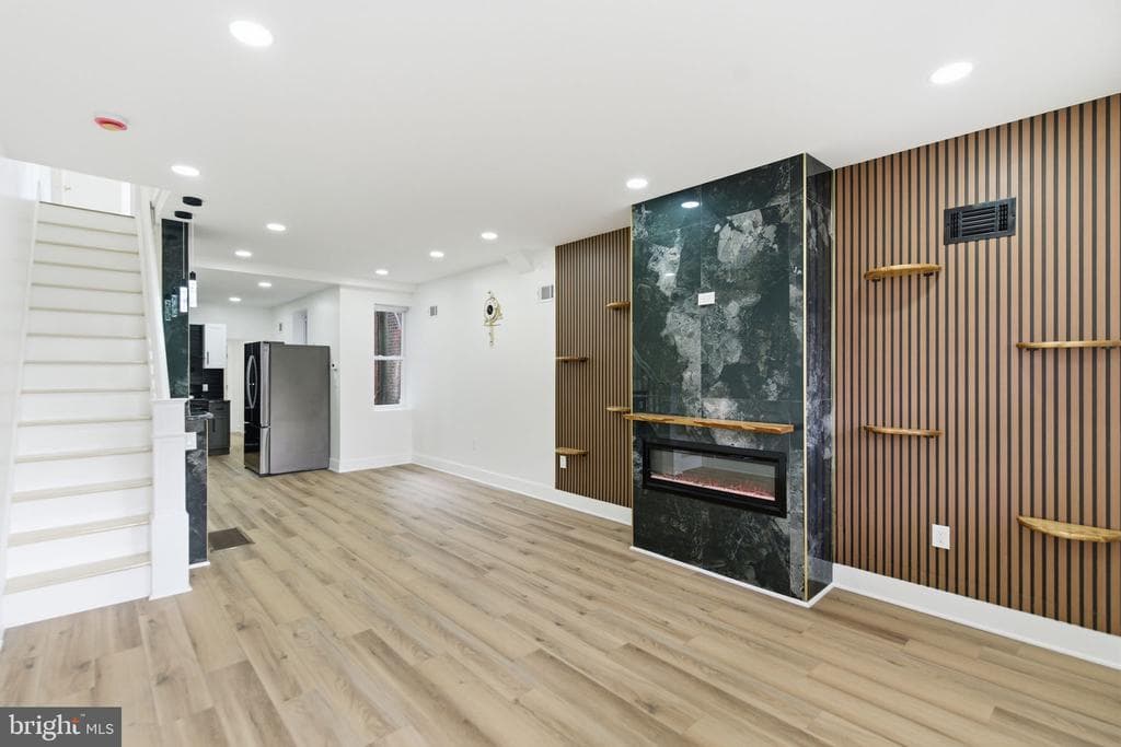 4662 James Street photo 1