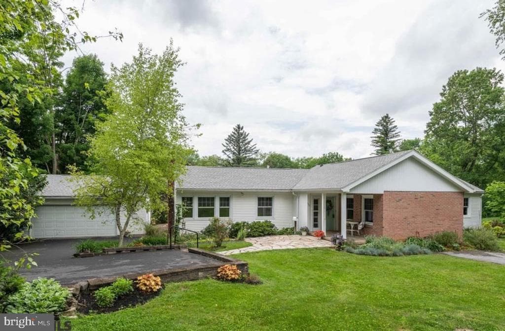 537 Kemmerer Road photo 1