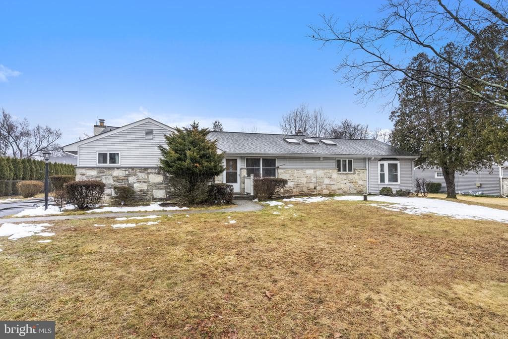 165 Clover Circle photo 1
